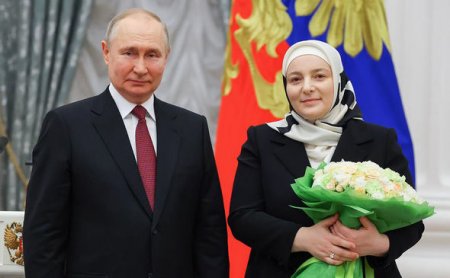 Путин вручил жене Кадырова награду "Мать-героиня" - ФОТО