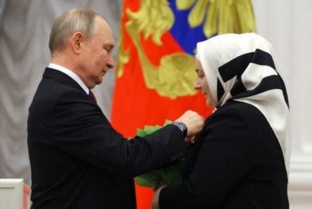 Путин вручил жене Кадырова награду "Мать-героиня" - ФОТО
