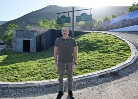 Президент Ильхам Алиев открыл вывески на пересечении улиц Гейдара Алиева, Победы и 28 Мая в городе Лачин Президент Ильхам Алиев открыл вывески на пересечении улиц Гейдара Алиева, Победы и 28 Мая в городе Лачин