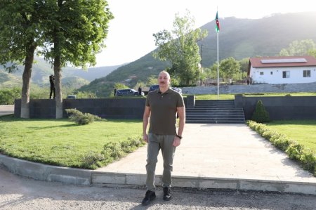 Президент Ильхам Алиев открыл вывески на пересечении улиц Гейдара Алиева, Победы и 28 Мая в городе Лачин 