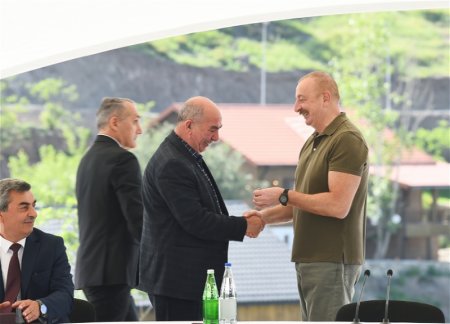 Президент Ильхам Алиев встретился с населением, вернувшимся в город Лачин, вручил им ключи от домов