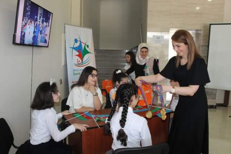 1 iyun Uşaqların Beynəlxalq Müdafiəsi günündə Ulu öndər Heydər Əliyevə həsr olunmuş 'O kim idi?' adlı tədbir keçirildi 1 iyun Uşaqların Beynəlxalq Müdafiəsi günündə Ulu öndər Heydər Əliyevə həsr olunmuş 'O kim idi?' adlı tədbir keçirildi