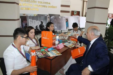 1 iyun Uşaqların Beynəlxalq Müdafiəsi günündə Ulu öndər Heydər Əliyevə həsr olunmuş 'O kim idi?' adlı tədbir keçirildi 1 iyun Uşaqların Beynəlxalq Müdafiəsi günündə Ulu öndər Heydər Əliyevə həsr olunmuş 'O kim idi?' adlı tədbir keçirildi