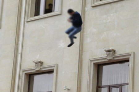 В Баку 20-летний юноша покончил с собой