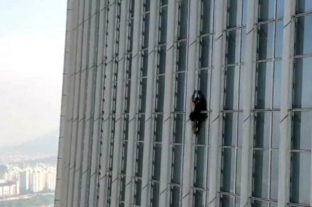 В Сеуле задержали британца, забравшегося без страховки на 73-й этаж небоскреба 