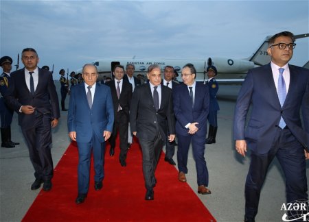 Премьер-министр Пакистана прибыл в Азербайджан с официальным визитом