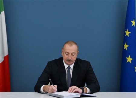 Ильхам Алиев посетил посольство Италии в Азербайджане и выразил соболезнования в связи с кончиной Сильвио Берлускони