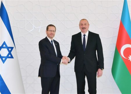 Ковер, подаренный Ильхамом Алиевым президенту Израиля, украшает его кабинет