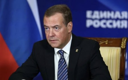 Медведев призвал сплотиться вокруг Путина для победы над врагами