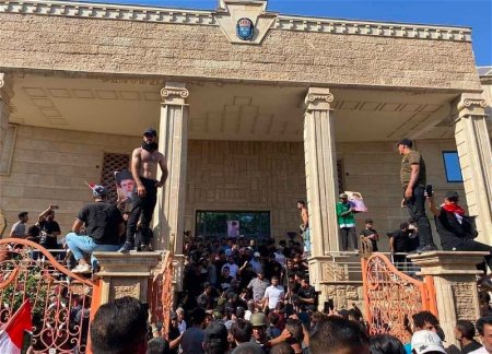 Протестующие в Багдаде ворвались на территорию посольства Швеции 