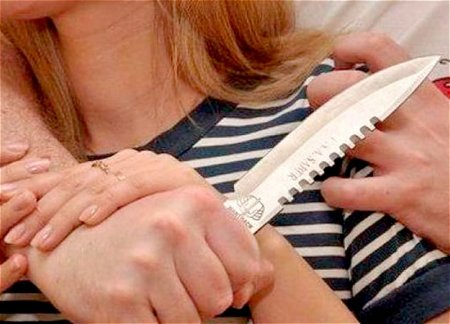 В Гяндже мужчина нанес 12 ножевых ран жене, затем пытался покончить с собой