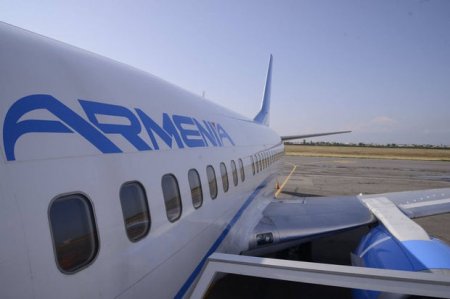 Зеленский ввел санкции против армянской авиакомпании