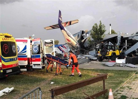 В Польше самолет Cessna упал на ангар с людьми