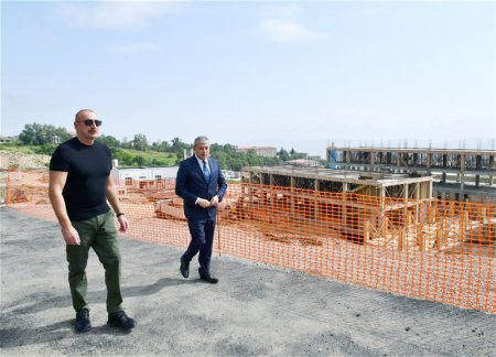 Ильхам Алиев ознакомился с ходом строительства Шушинской городской больницы