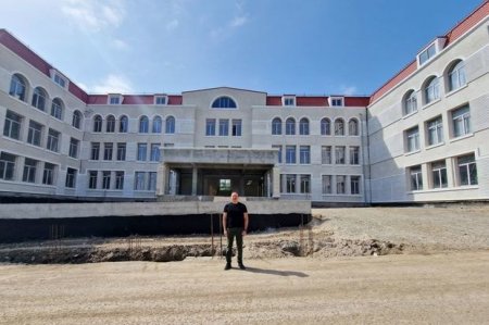 Президент ознакомился с ходом строительства полной средней школы №1 в Шуше