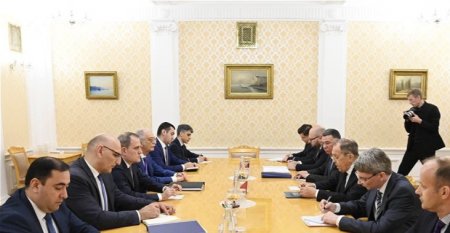 Главы МИД Азербайджана и России провели встречу в Москве