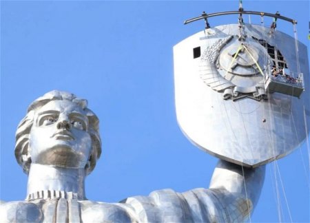 В Киеве с монумента «Родина-мать» демонтировали герб СССР