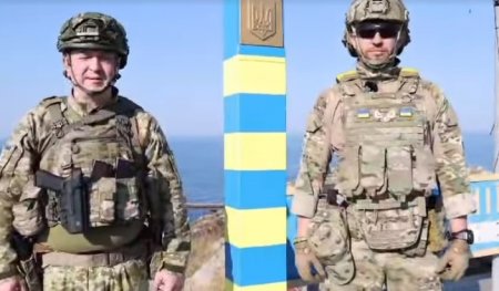 На острове Змеиный установили пограничный знак