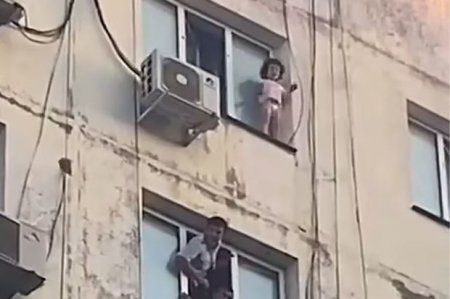 В России ребенок гулял по карнизу на девятом этаже, пока его мать была в ночном клубе