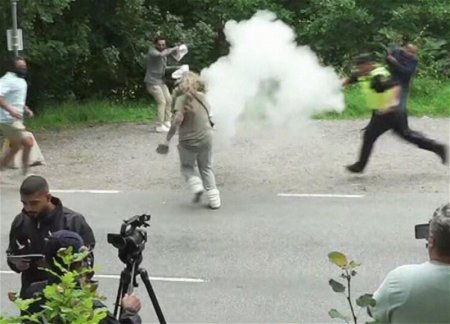 Шведская полиции задержала женщину, бросившуюся тушить Коран на акции у посольства Ирана