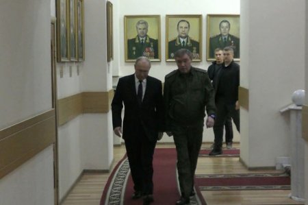 Путин провел совещание в штабе в Ростове-на-Дону 