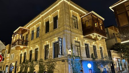 Ко дню дня рождения Мехрибан Алиевой в центре Баку зажглось праздничное освещение - ФОТО