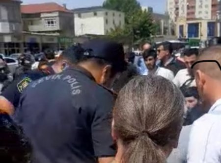 В Баку мужчина несколько раз пырнул женщину ножом