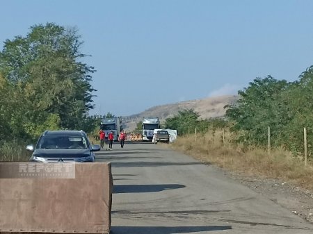 Грузовики с гумпомощью для армян уже 2 дня ожидают на дороге Агдам-Ханкенди - ФОТО