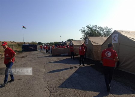 Грузовики с гумпомощью для армян уже 2 дня ожидают на дороге Агдам-Ханкенди - ФОТО Грузовики с гумпомощью для армян уже 2 дня ожидают на дороге Агдам-Ханкенди - ФОТО