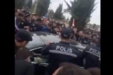 СМИ: В Азербайджане родители погибшего солдата в гробу вместо тела сына обнаружили мешок с песком
