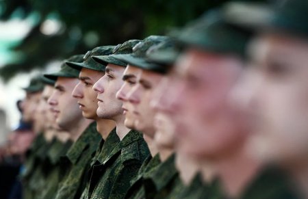 Медведев: с января на контрактную службу приняли 280 тыс. человек
