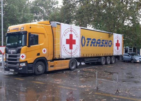 Грузовик с продовольствием из России второй день стоит в Барде