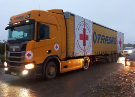 Грузовик с гумпомощью разгружается в Ханкенди