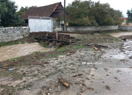 В Астаре, Балакене и Загатале проливные дожди привели к обрушению мостов