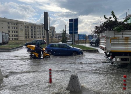 Ливень парализовал жизнь в Стамбуле 