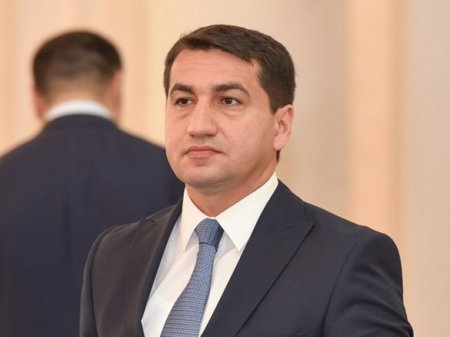 Помощник Алиева рассказал, почему Азербайджан не вывешивает флаг в Ханкенди
