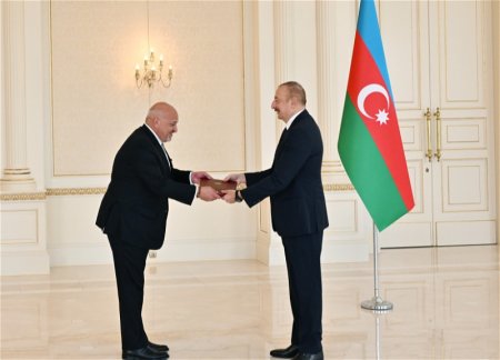 Президент Азербайджана принял верительные грамоты послов