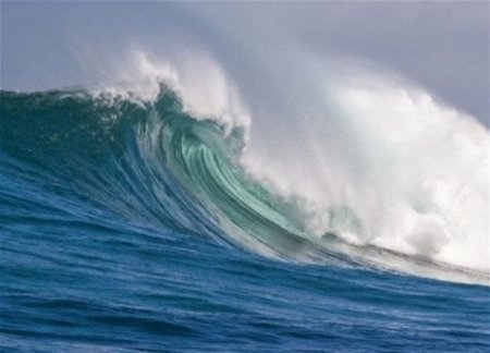 Высота волн на Нефтяных Камнях достигла 2,6 метра