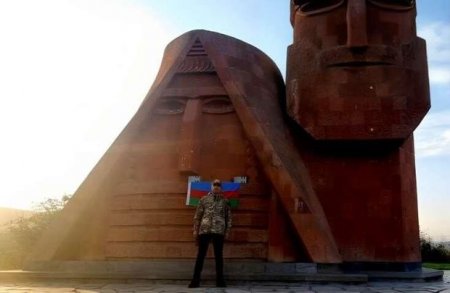 Уволен чиновник, сделавший известную фотографию у памятника в Ханкенди
