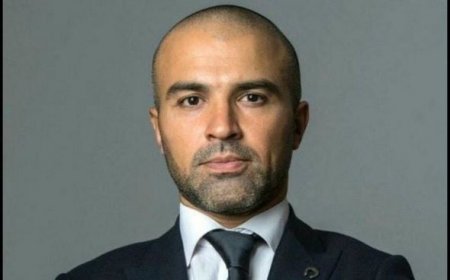 Уволен чиновник, сделавший известную фотографию у памятника в Ханкенди