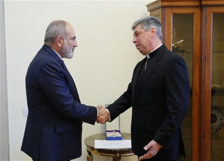 Папа римский наградил Пашиняна рыцарским орденом