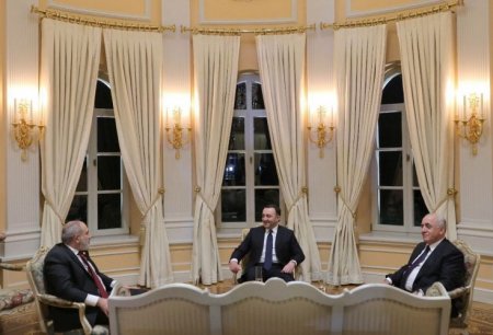 Асадов и Пашинян провели переговоры в Грузии