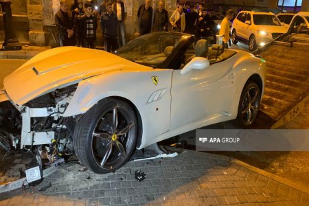 В Баку Toyota Prius «снес» Ferrari
