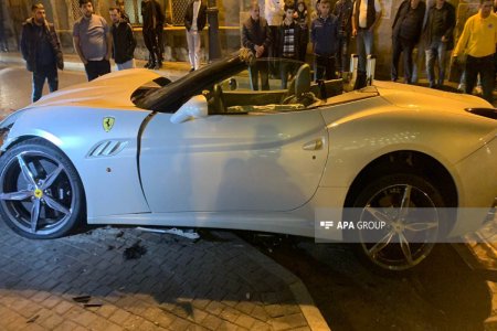 В Баку Toyota Prius «снес» Ferrari