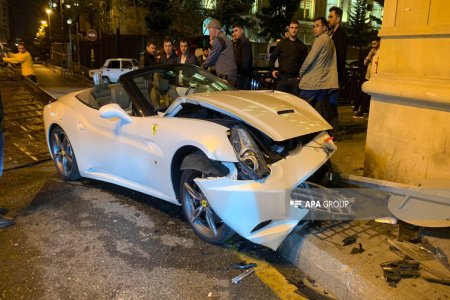 В Баку Toyota Prius «снес» Ferrari