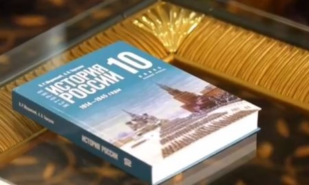 Российский министр лично доставил Кадырову исправленный учебник истории