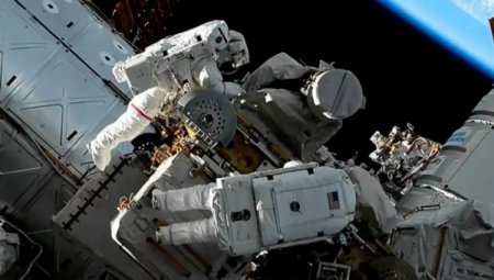 Женщины-астронавты вышли в открытый космос и потеряли там сумку с инструментами