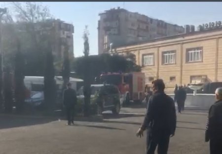 В Баку горит спортивная школа