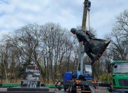 В Киеве снесли памятник Пушкину 