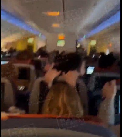 "Все на пол и держитесь": самолет попал в зону турбулентности